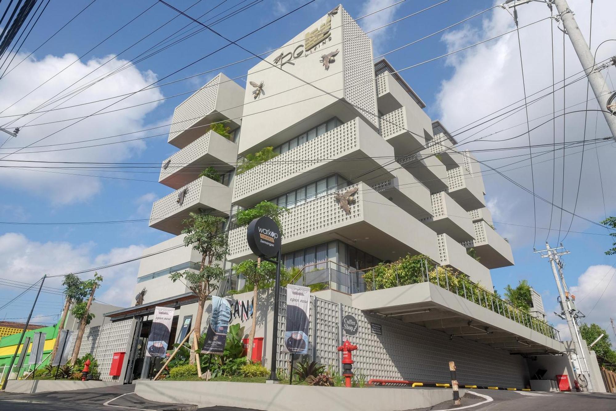 Sans Hotel Rg Living Jogja By Reddoorz Pakualaman Экстерьер фото