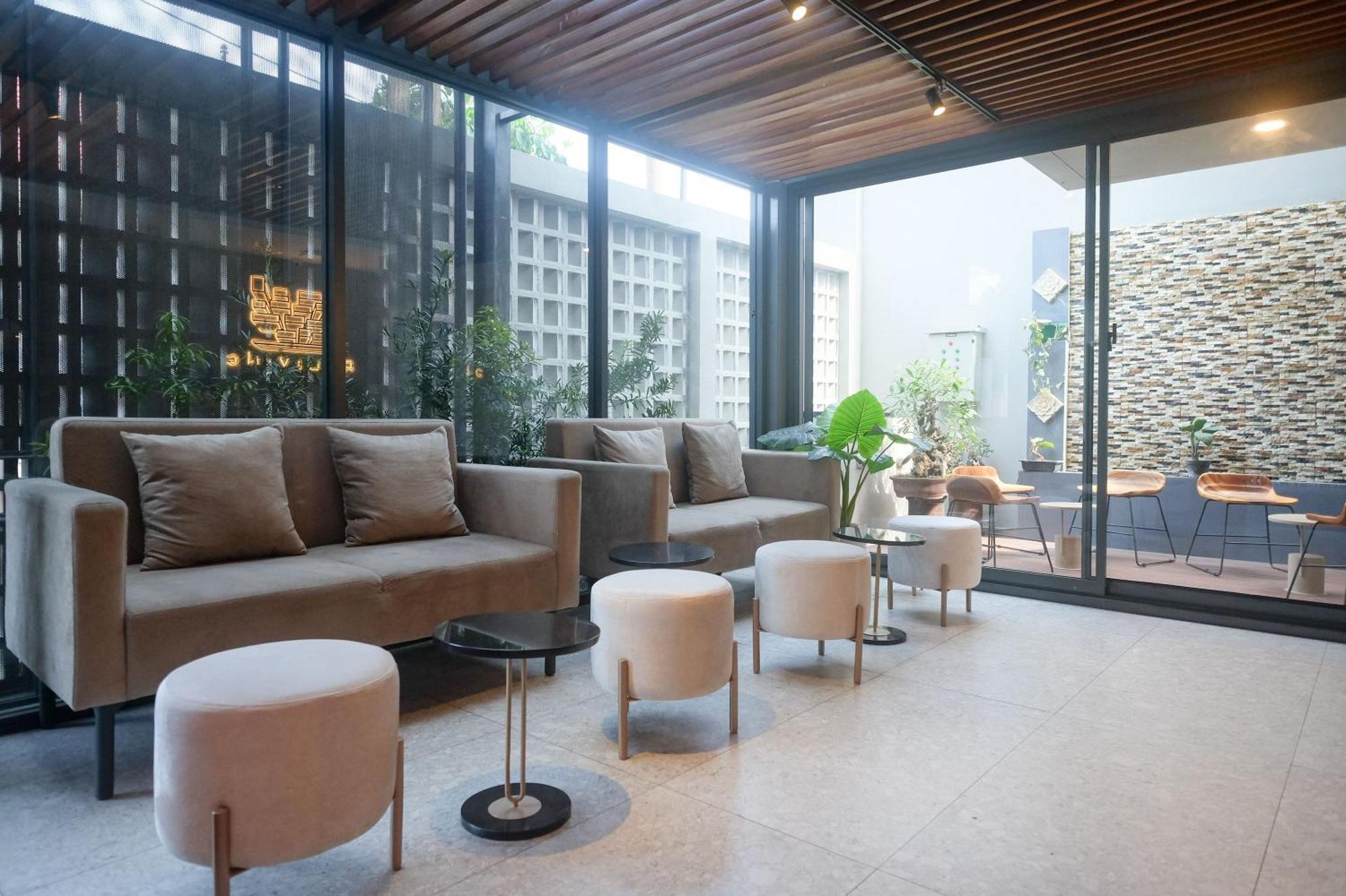 Sans Hotel Rg Living Jogja By Reddoorz Pakualaman Экстерьер фото