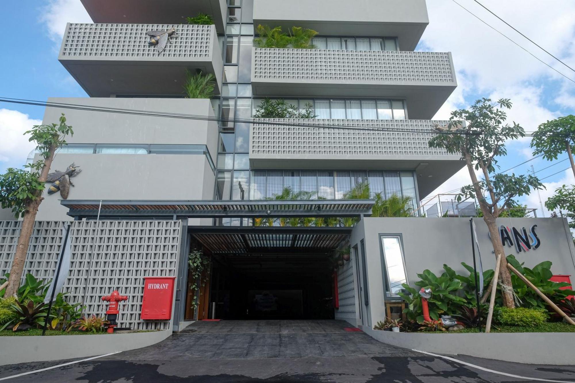 Sans Hotel Rg Living Jogja By Reddoorz Pakualaman Экстерьер фото