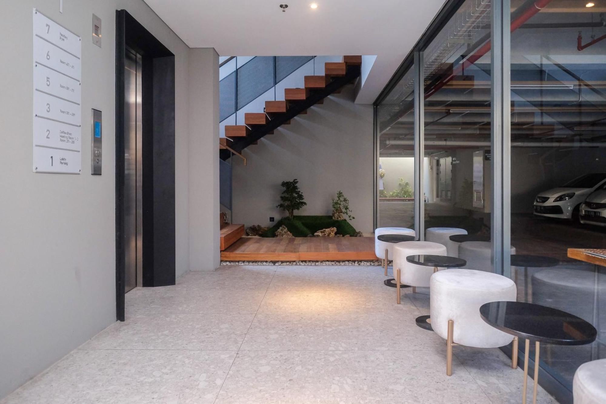 Sans Hotel Rg Living Jogja By Reddoorz Pakualaman Экстерьер фото