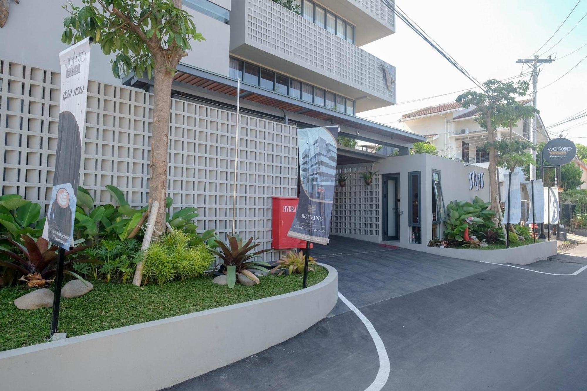 Sans Hotel Rg Living Jogja By Reddoorz Pakualaman Экстерьер фото