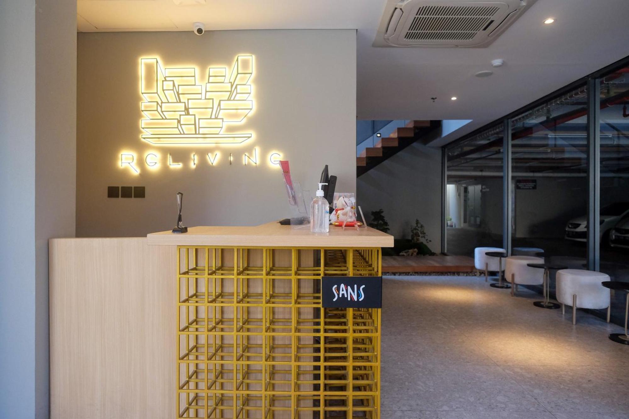 Sans Hotel Rg Living Jogja By Reddoorz Pakualaman Экстерьер фото