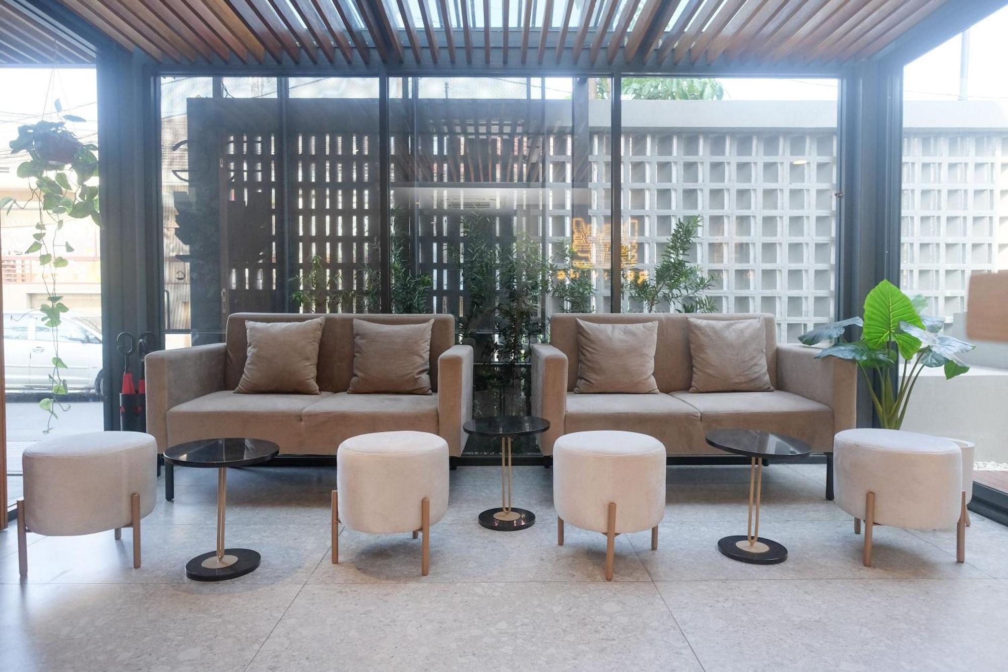 Sans Hotel Rg Living Jogja By Reddoorz Pakualaman Экстерьер фото