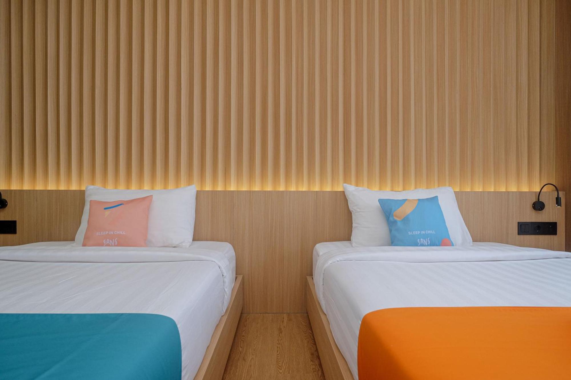 Sans Hotel Rg Living Jogja By Reddoorz Pakualaman Экстерьер фото