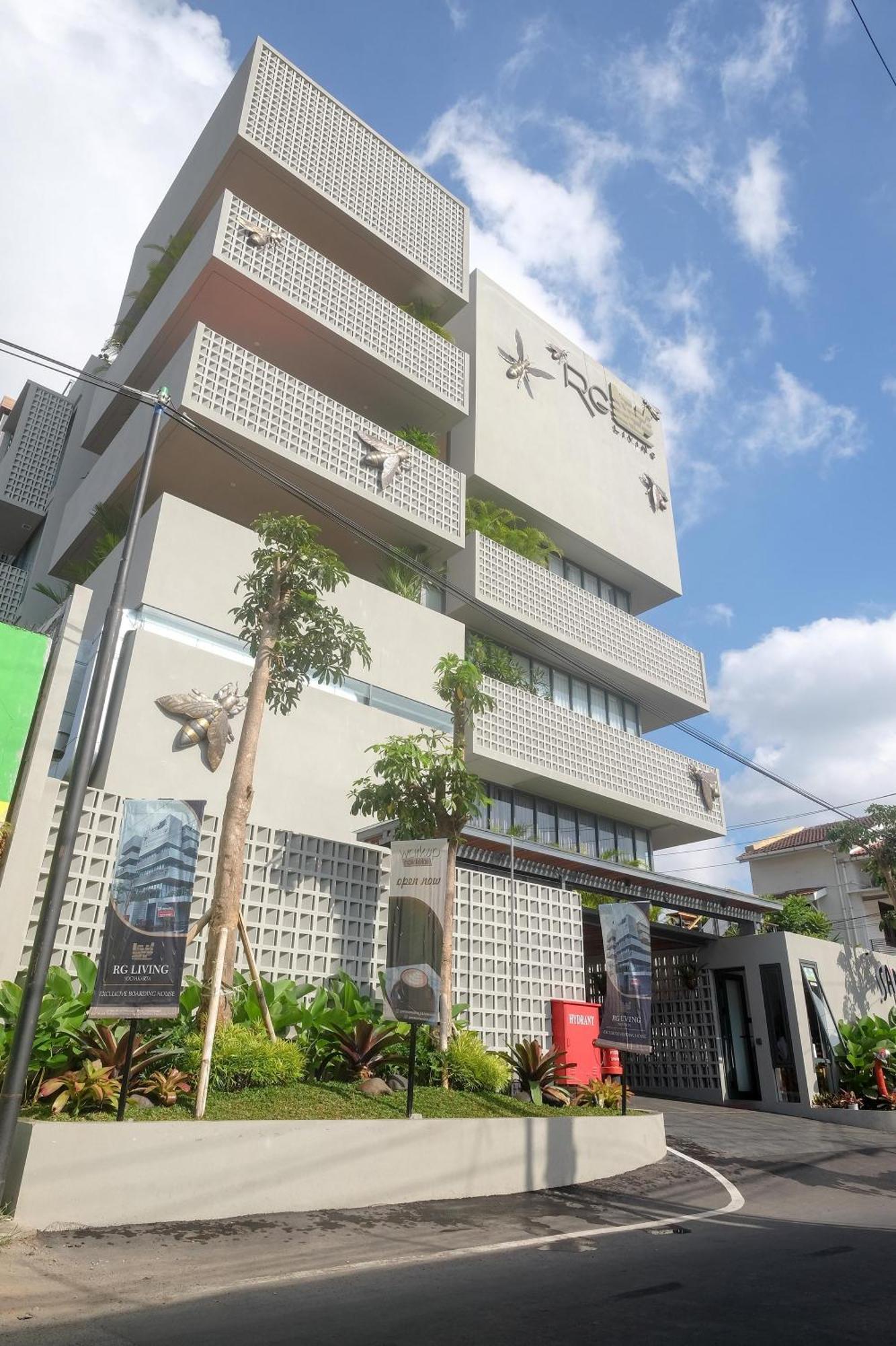 Sans Hotel Rg Living Jogja By Reddoorz Pakualaman Экстерьер фото