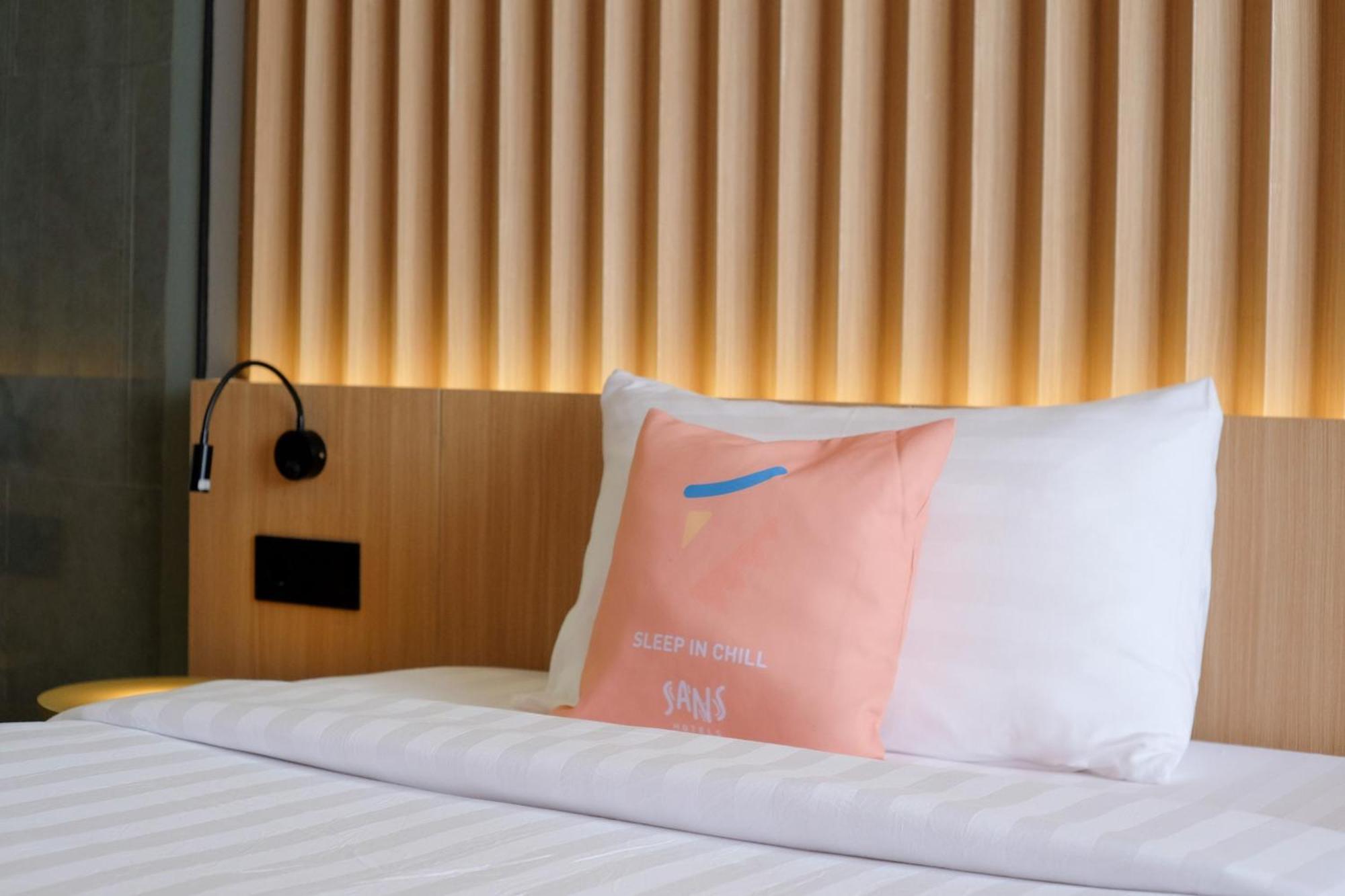 Sans Hotel Rg Living Jogja By Reddoorz Pakualaman Экстерьер фото