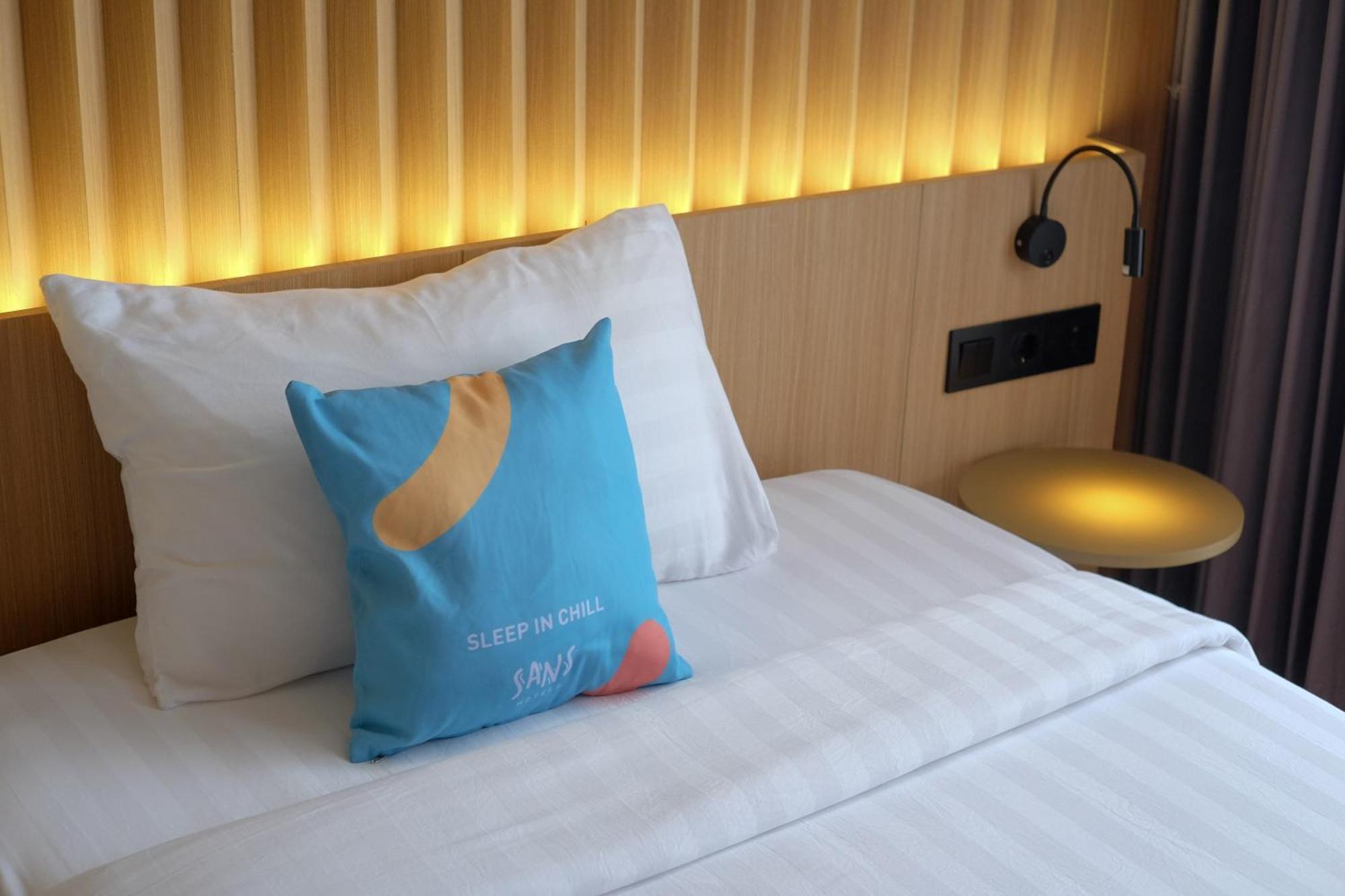 Sans Hotel Rg Living Jogja By Reddoorz Pakualaman Экстерьер фото