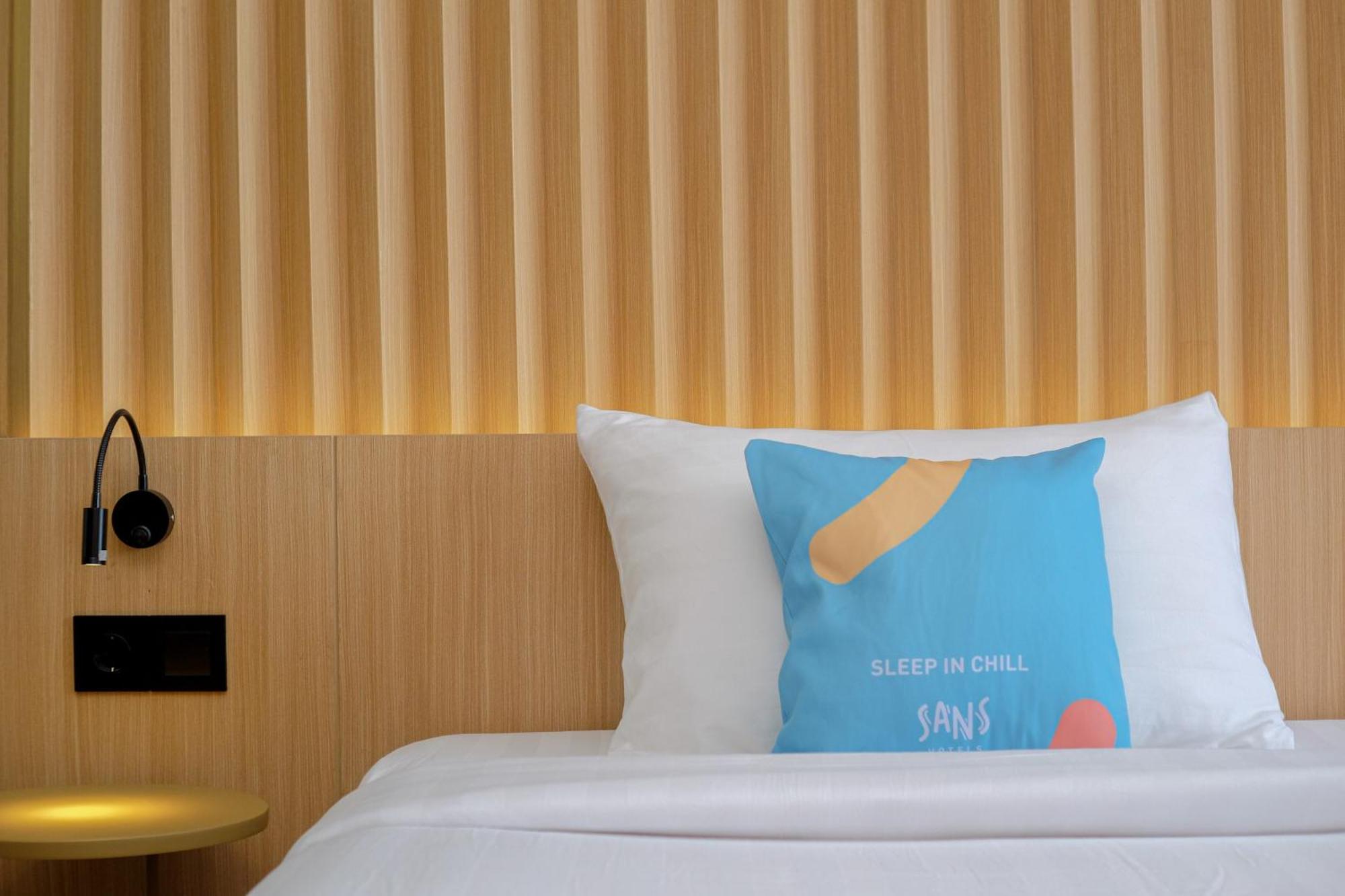 Sans Hotel Rg Living Jogja By Reddoorz Pakualaman Экстерьер фото