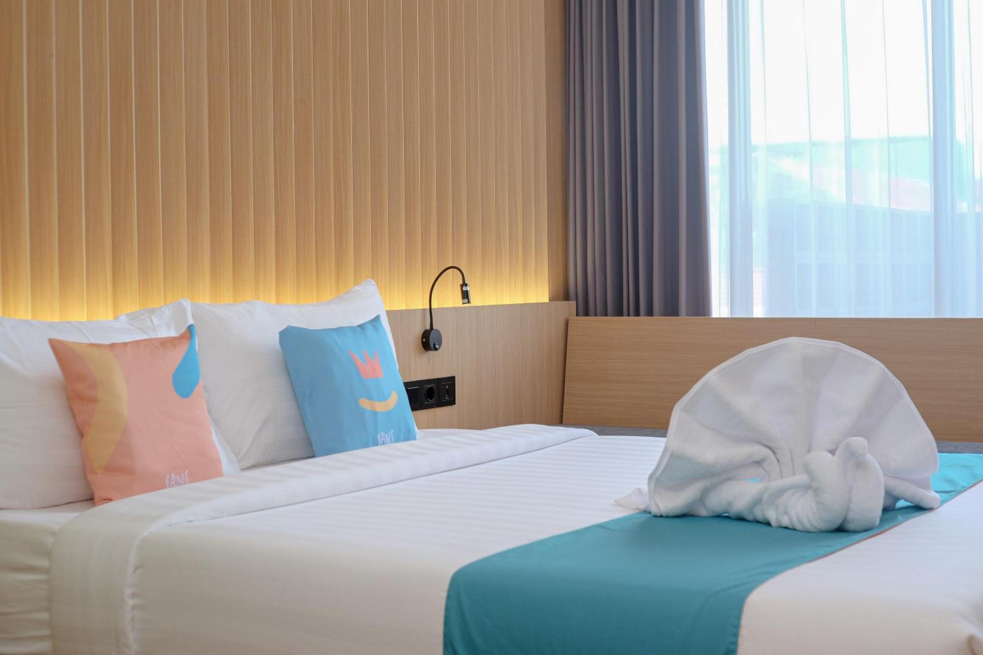 Sans Hotel Rg Living Jogja By Reddoorz Pakualaman Экстерьер фото