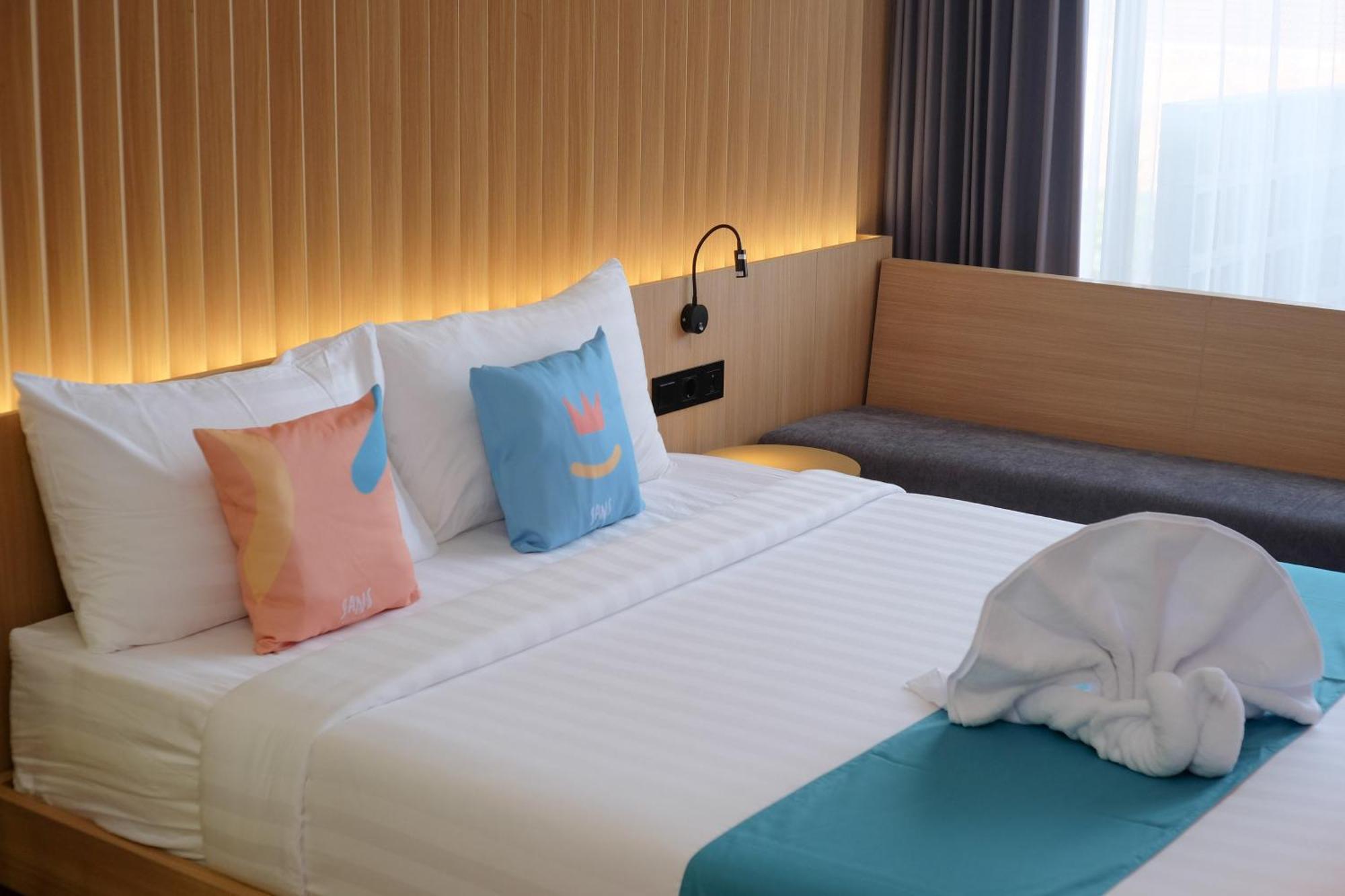 Sans Hotel Rg Living Jogja By Reddoorz Pakualaman Экстерьер фото