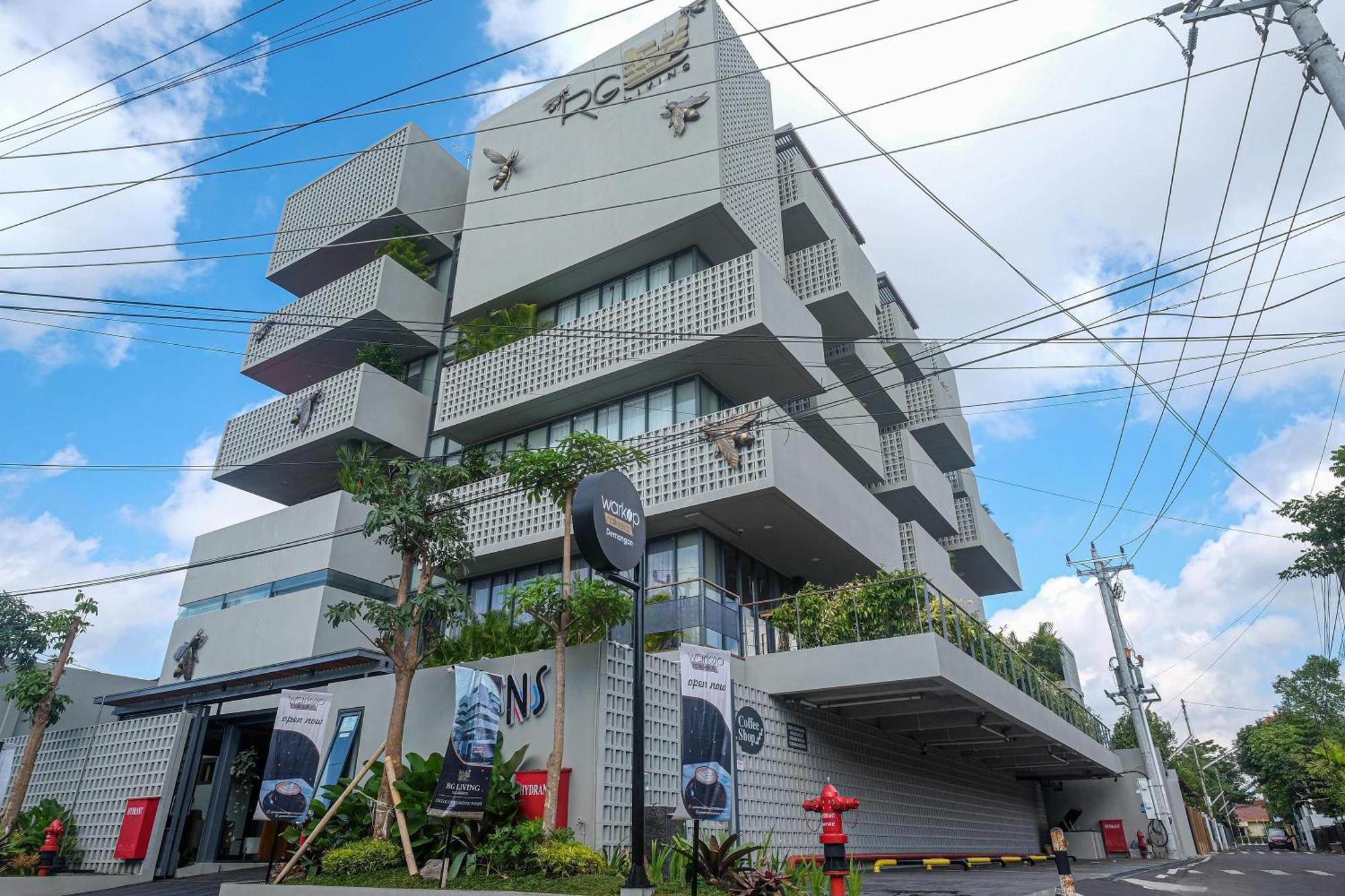 Sans Hotel Rg Living Jogja By Reddoorz Pakualaman Экстерьер фото