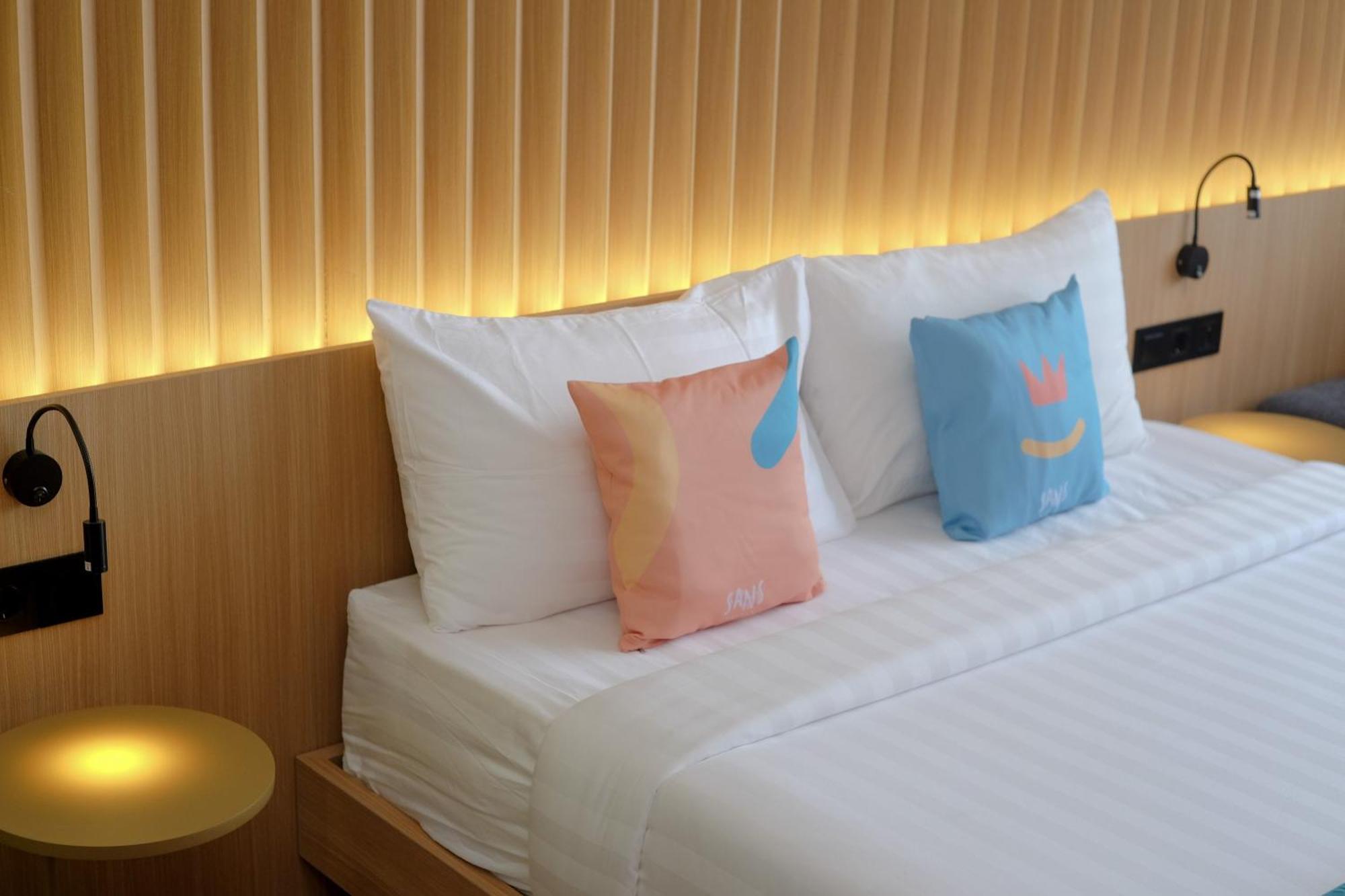 Sans Hotel Rg Living Jogja By Reddoorz Pakualaman Экстерьер фото