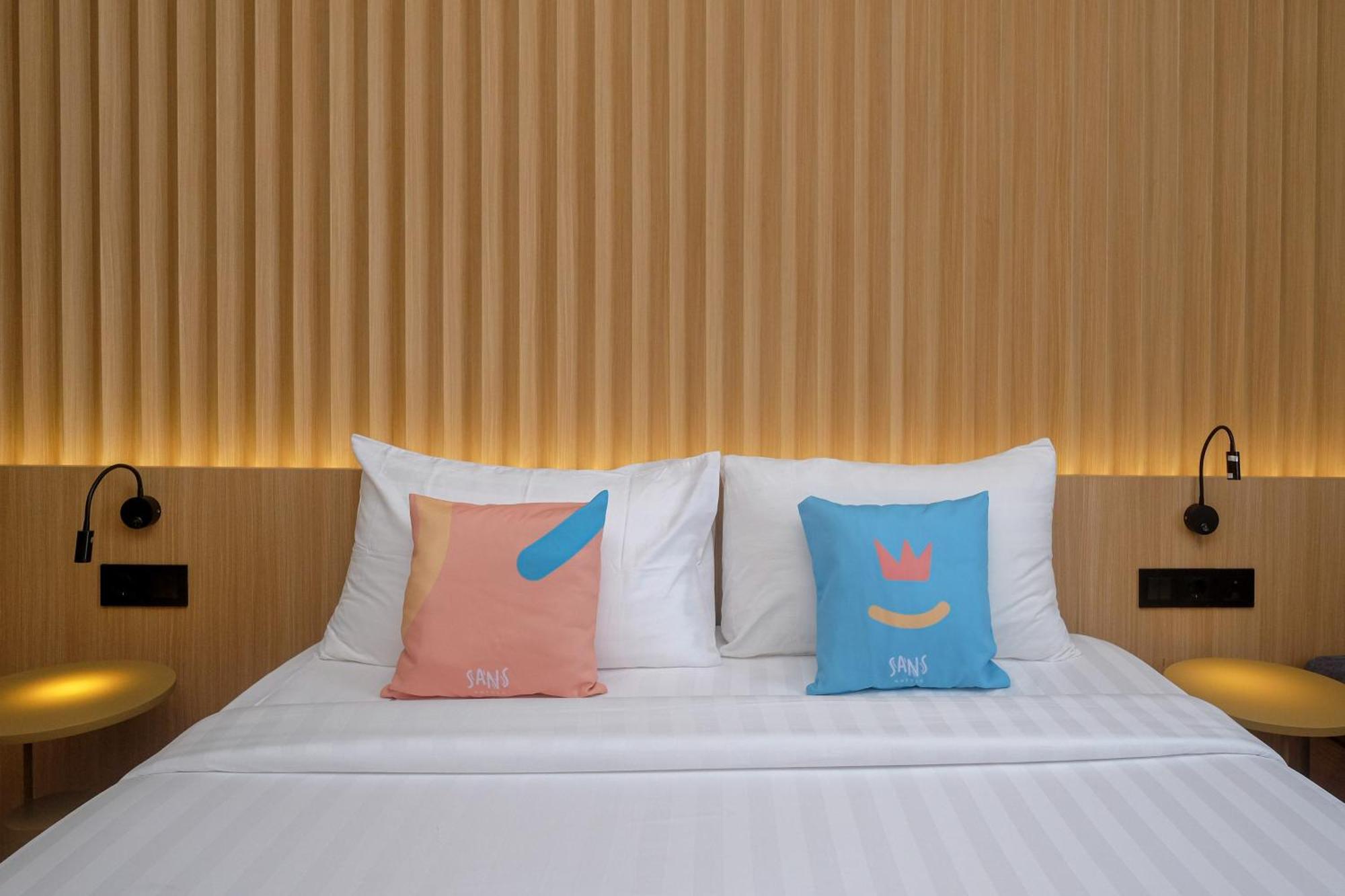 Sans Hotel Rg Living Jogja By Reddoorz Pakualaman Экстерьер фото