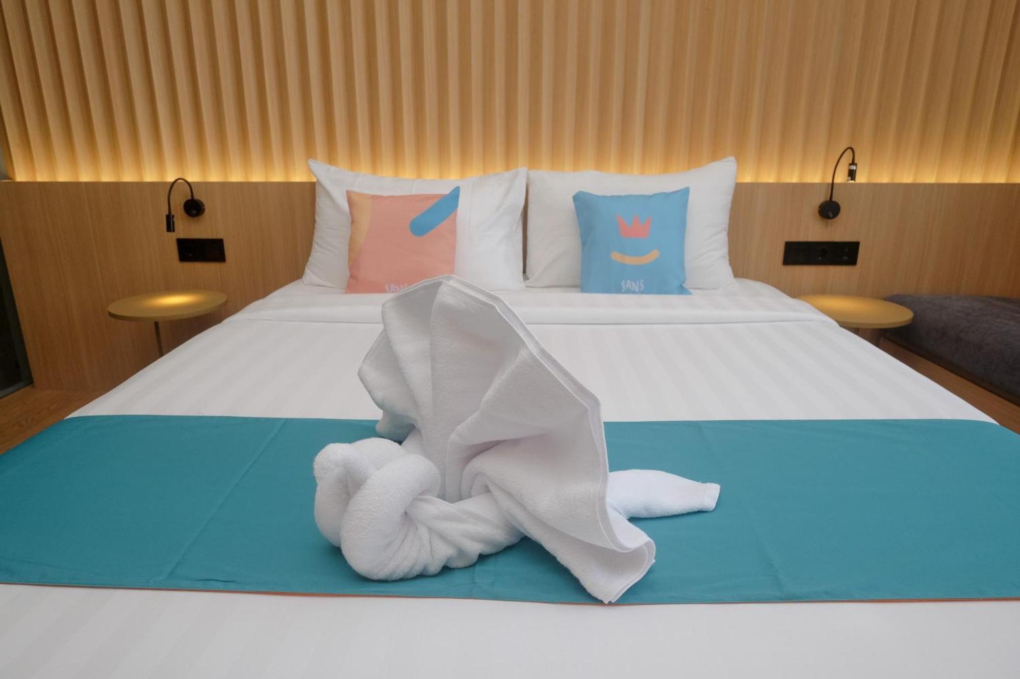 Sans Hotel Rg Living Jogja By Reddoorz Pakualaman Экстерьер фото