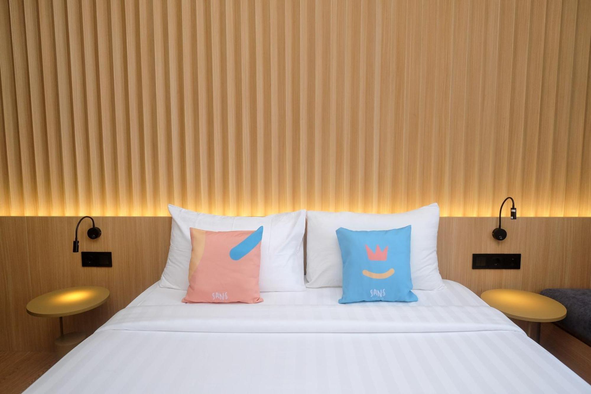 Sans Hotel Rg Living Jogja By Reddoorz Pakualaman Экстерьер фото