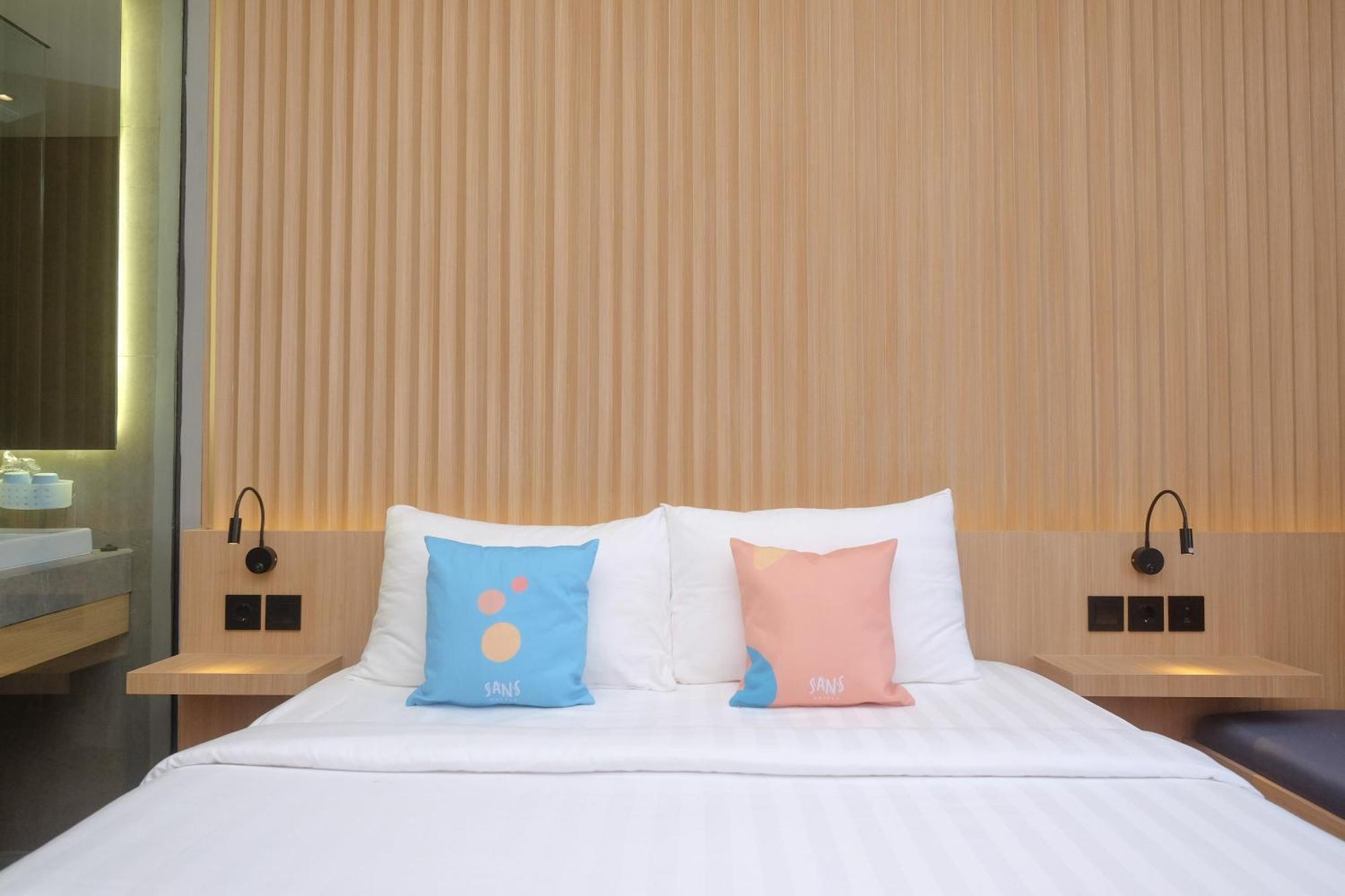 Sans Hotel Rg Living Jogja By Reddoorz Pakualaman Экстерьер фото